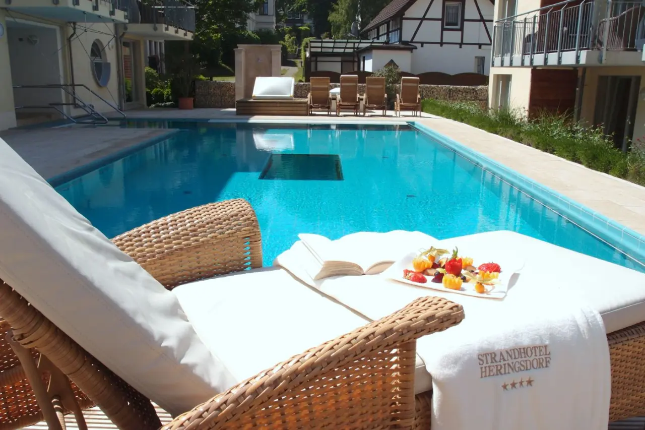 Strandhotel Heringsdorf in Ostseebad Heringsdorf – Sonnenliege am Außenpool mit Obstteller | Wellnesshotel Usedom
