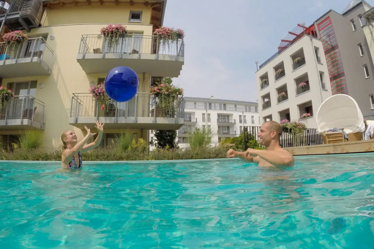 Strandhotel Heringsdorf in Ostseebad Heringsdorf – Gäste spielen im Außenpool des Hotels | Wellnesshotel Ostsee