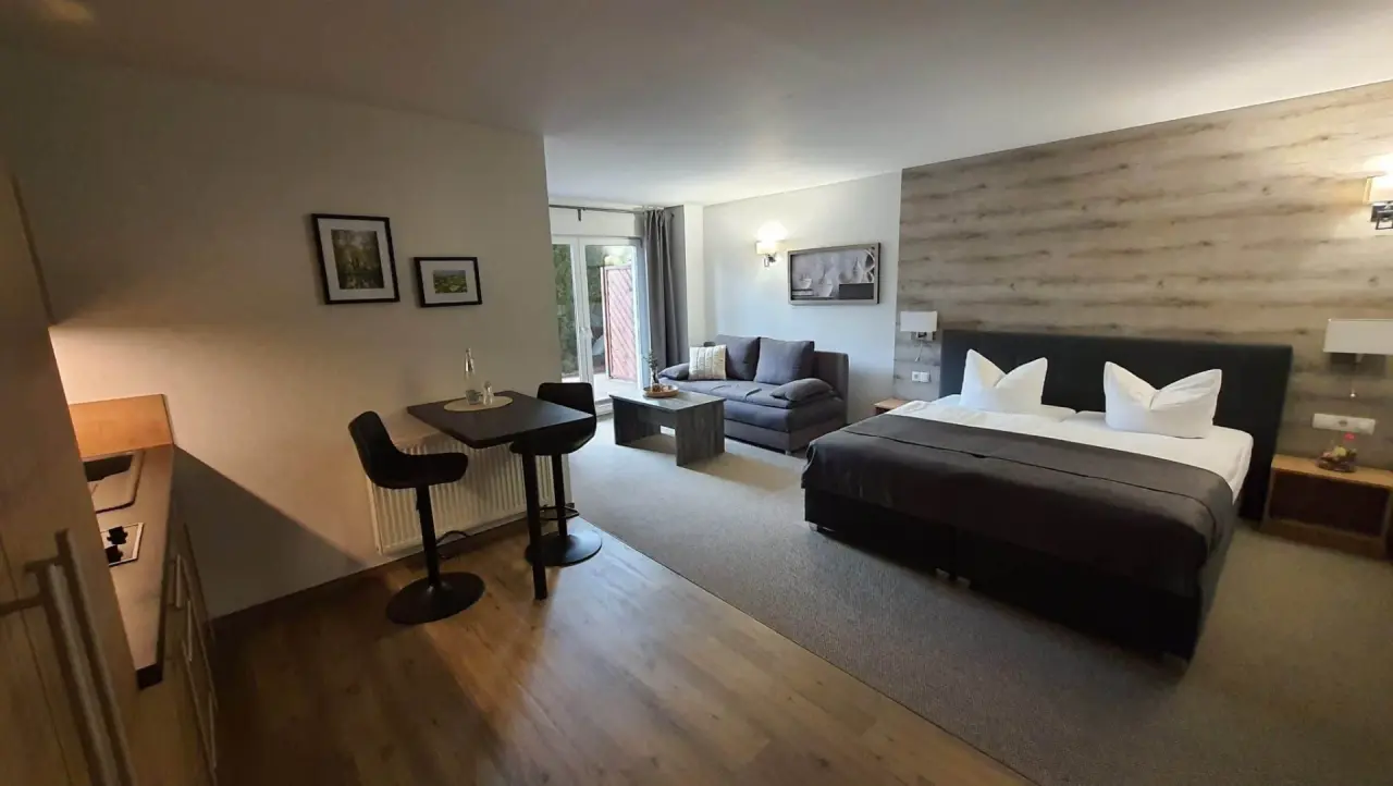 Hotel Spreewaldhof Romantik in Neu Zauche – Geräumige Suite mit Schlafbereich und Sitzecke | Wellnesshotel Spreewald