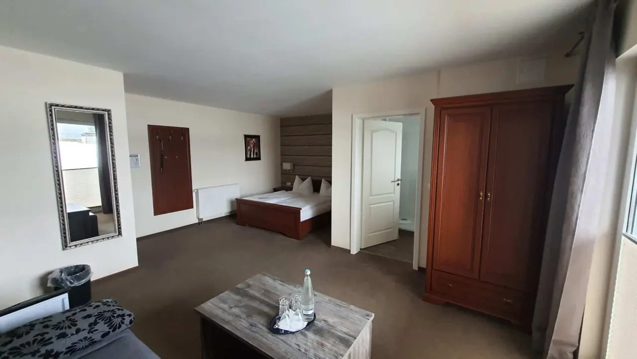 Hotel Spreewaldhof Romantik in Neu Zauche – Komfortables Hotelzimmer mit Doppelbett und Schrank | Wellnesshotel Spreewald
