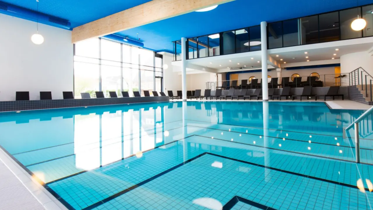 Carat Golf & Sporthotel in Grömitz – Großzügiger Innenpool mit viel Tageslicht | Wellnesshotel Ostsee