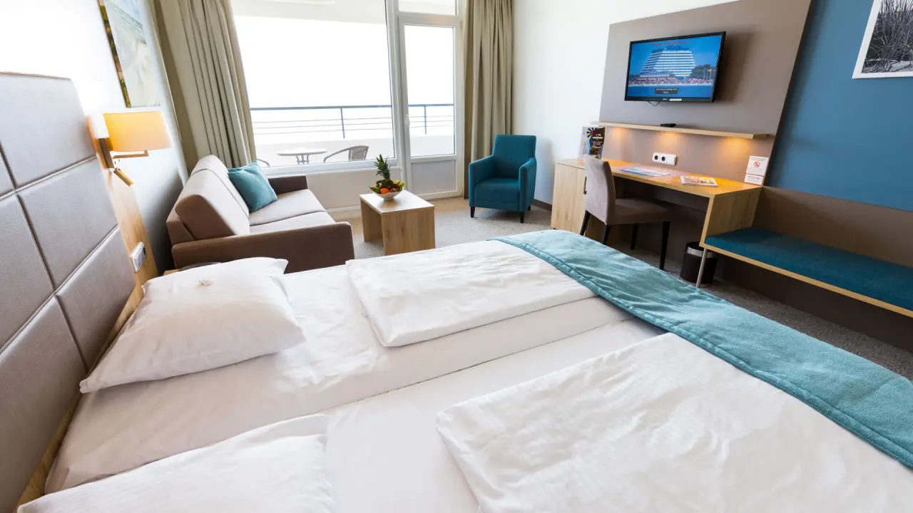 Carat Golf & Sporthotel in Grömitz – Modernes Doppelzimmer mit Balkon und Meerblick | Wellnesshotel Ostsee