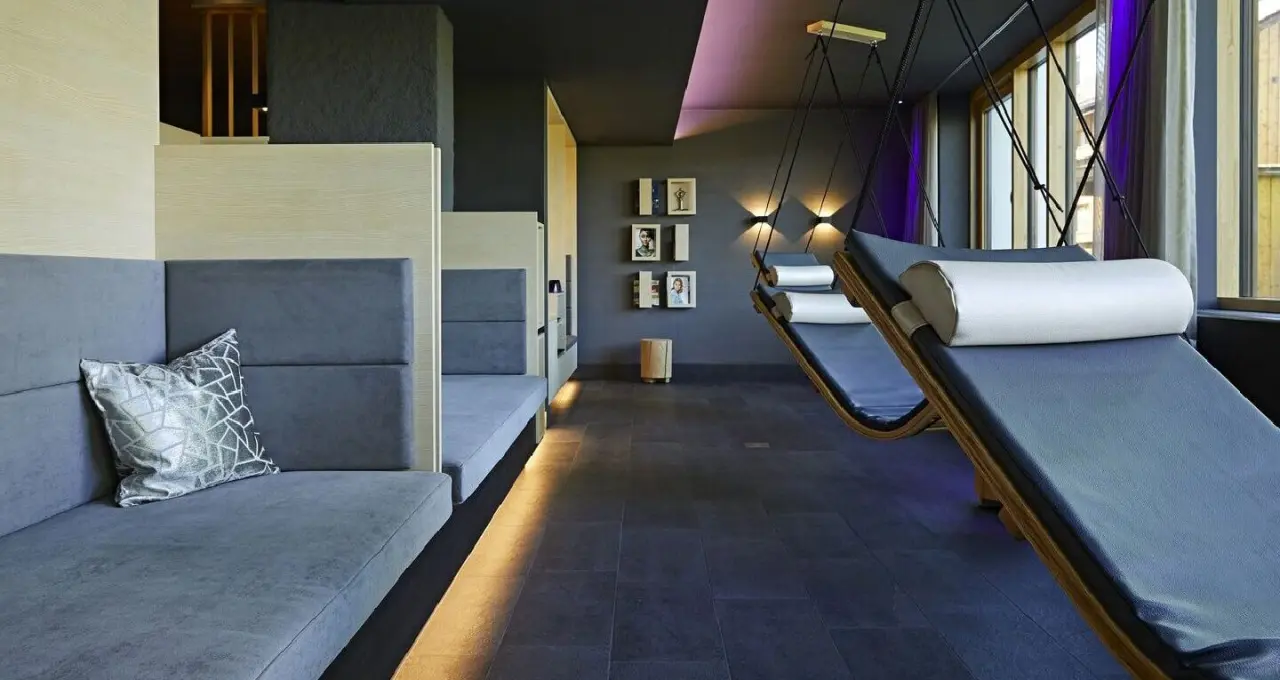 Hotel Rosenstock in Fischen im Allgäu – Moderner Ruheraum mit Schwebeliegen im Spa-Bereich | Wellnesshotel Allgäu