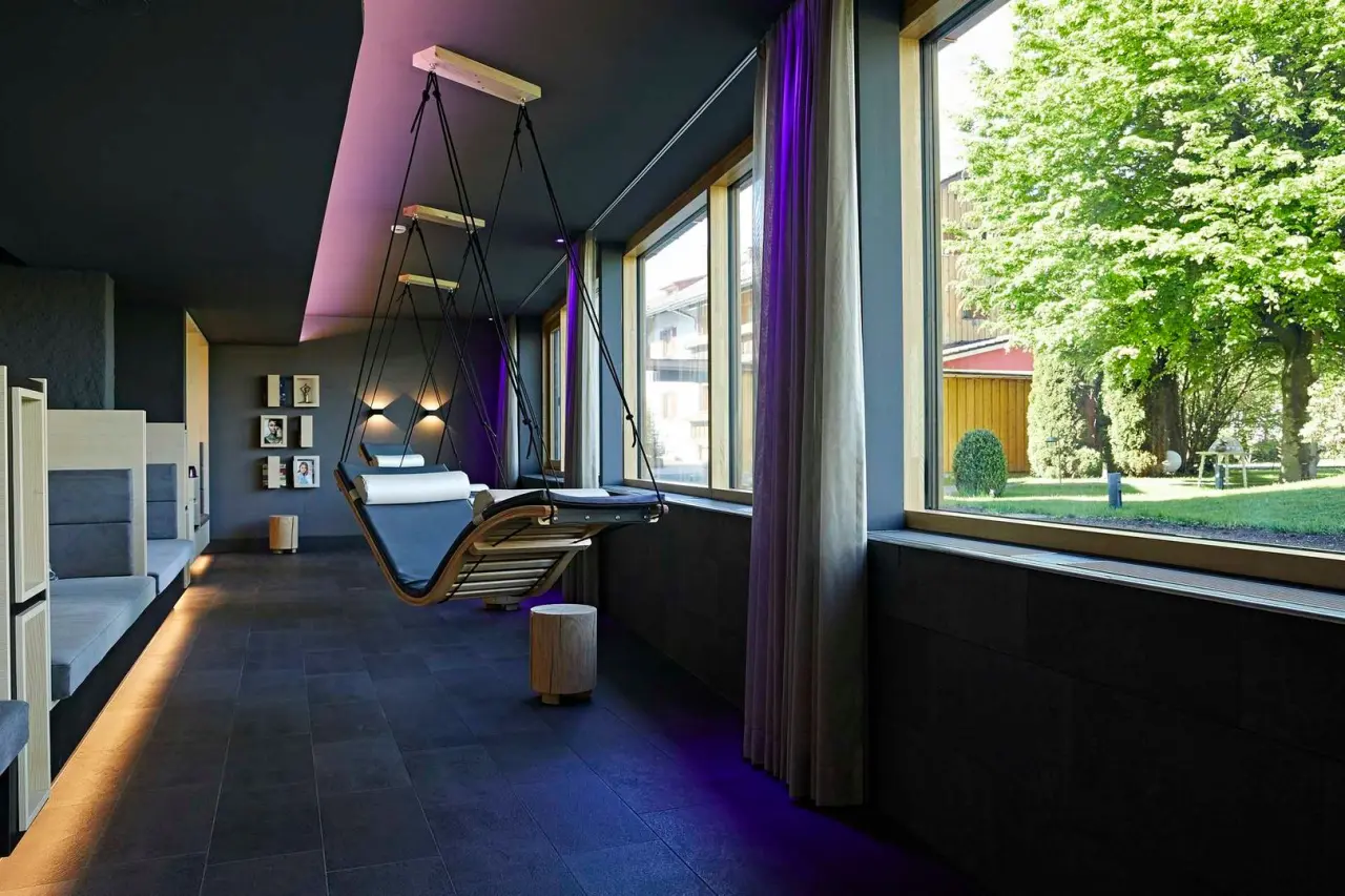 Hotel Rosenstock in Fischen im Allgäu – Heller Ruheraum mit Schwebeliegen und Blick ins Grüne | Wellnesshotel Allgäu