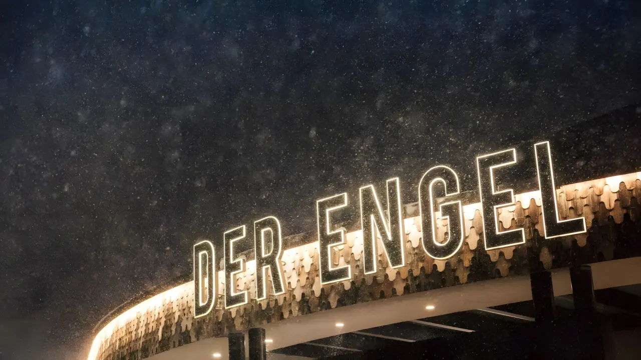 Wellnesshotel Engel in Grän – Beleuchteter Hoteleingang bei Schneefall in der Nacht | Wellnesshotel Tirol