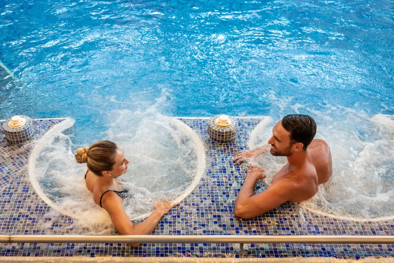 Grand Hotel Terme & Spa in Abano Terme – Paar entspannt im sprudelnden Whirlpool | Wellnesshotel Veneto