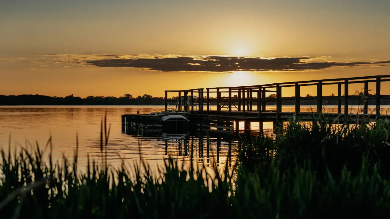 Romantik Hotel Jagdhaus Eiden in Bad Zwischenahn – Sonnenuntergang über dem Zwischenahner Meer mit Steg | Wellnesshotel Ammerland