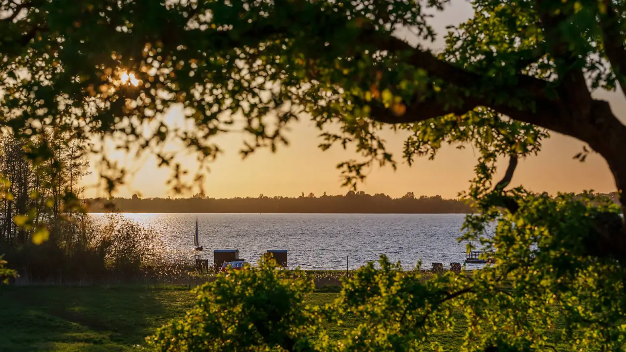 Romantik Hotel Jagdhaus Eiden in Bad Zwischenahn – Romantischer Sonnenuntergang über dem Zwischenahner Meer | Wellnesshotel Ammerland