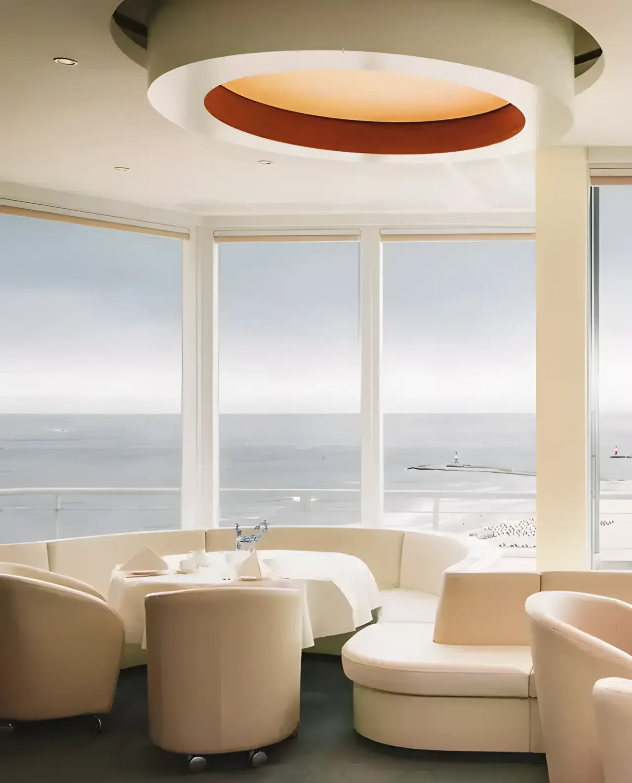 Hotel Neptun in Rostock-Warnemünde – Restaurant mit Panorama-Meerblick und heller Einrichtung | Wellnesshotel Ostsee