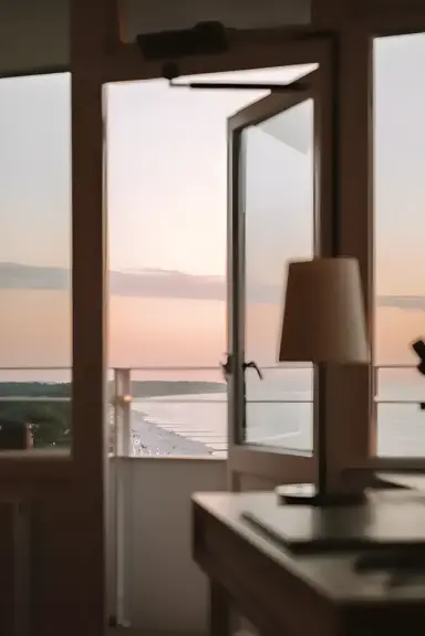 Hotel Neptun in Rostock-Warnemünde – Meerblick vom Hotelzimmerbalkon bei Sonnenuntergang | Wellnesshotel Ostsee