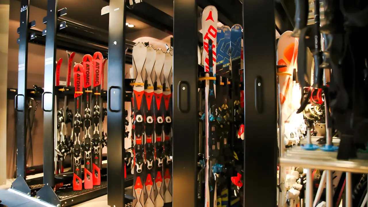 Zhero Hotel Ischgl/Kappl in Kappl – Moderner Skiraum mit Skiern und Snowboards | Wellnesshotel Tirol