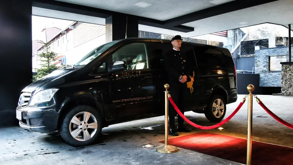 Zhero Hotel Ischgl/Kappl in Kappl – Hotelshuttle mit Chauffeur vor dem Eingang | Wellnesshotel Tirol