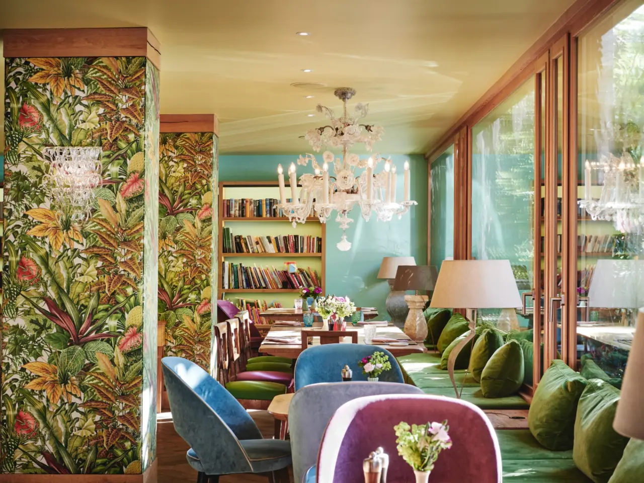 5* Boutique Hotel DasPosthotel in Zell am Ziller – Stilvoller Lounge-Bereich mit farbenfrohem Design | Wellnesshotel Zillertal