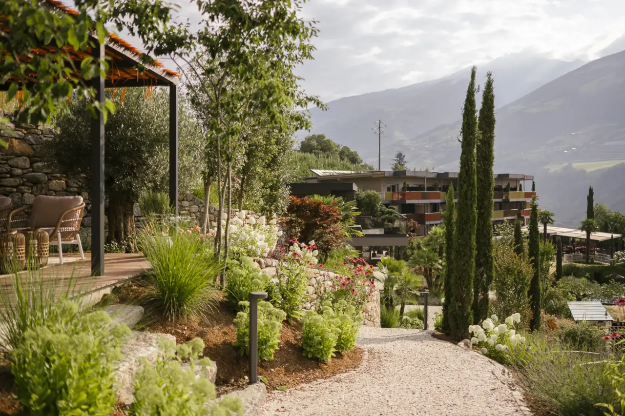Feel Good Resort Johannis in Dorf Tirol – Mediterraner Hotelgarten mit Bergkulisse | Wellnesshotel Südtirol