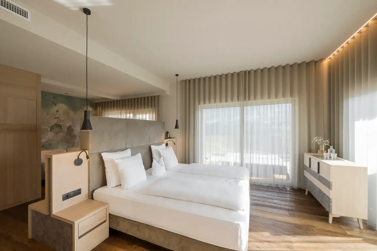 Feel Good Resort Johannis in Dorf Tirol – Helles, modernes Doppelzimmer mit Balkon | Wellnesshotel Südtirol