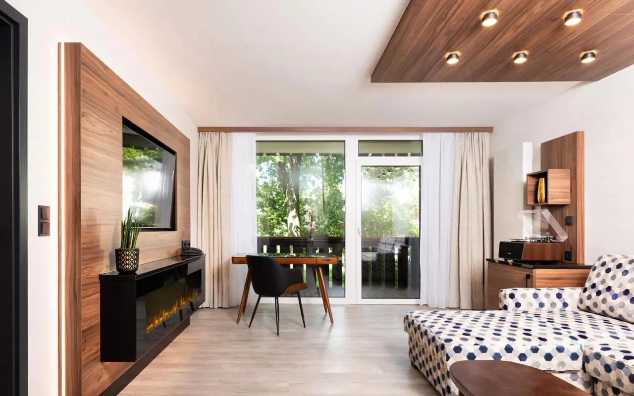Johannesbad Hotel Königshof in Bad Füssing – Moderne Suite mit Kamin und Balkon | Wellnesshotel Niederbayern