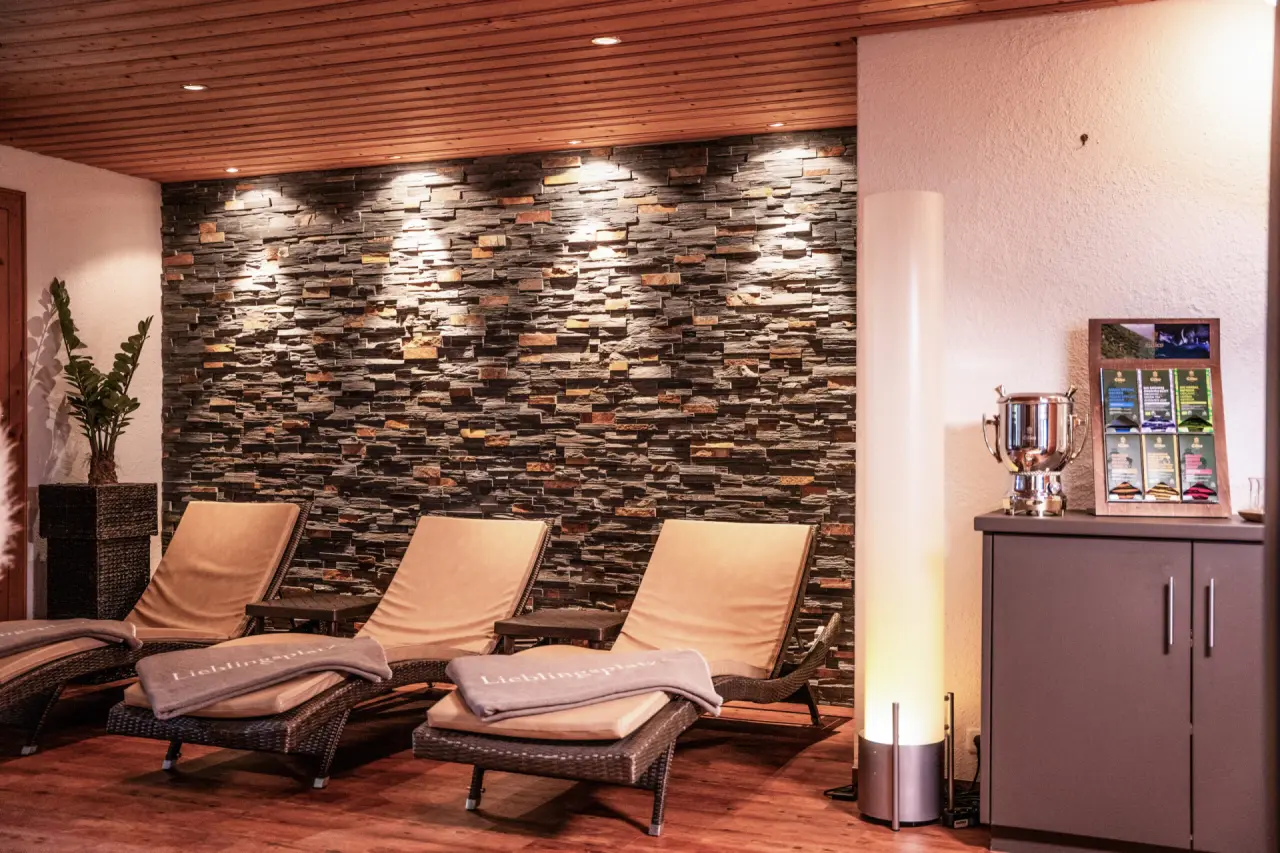 DIANA Naturpark Hotel in Oberstaufen – Moderne Holzsauna mit Blick in den Ruheraum | Wellnesshotel Allgäu
