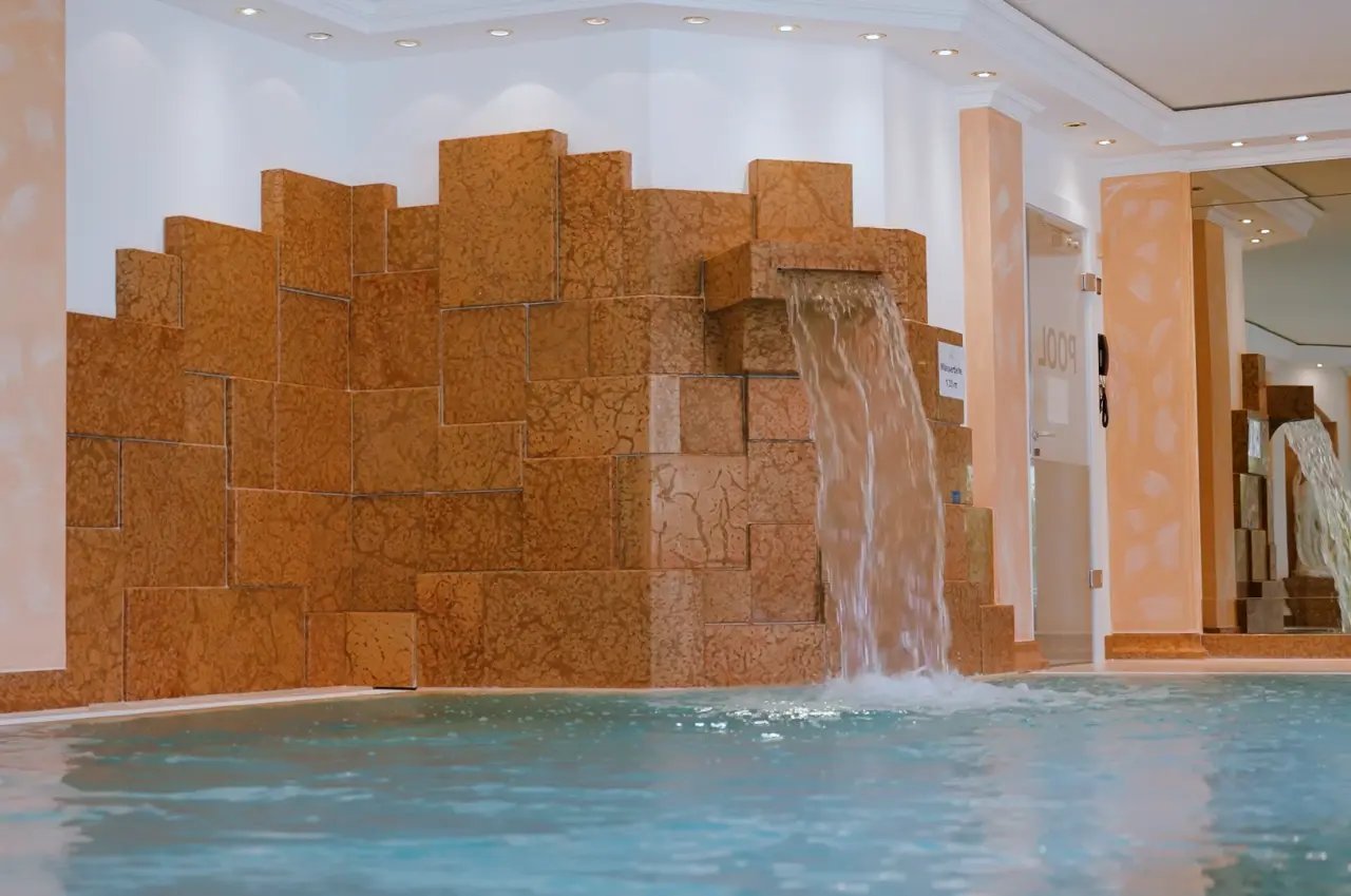 DIANA Naturpark Hotel in Oberstaufen – Gemütlicher Ruheraum mit Liegen und Teebar | Wellnesshotel Allgäu