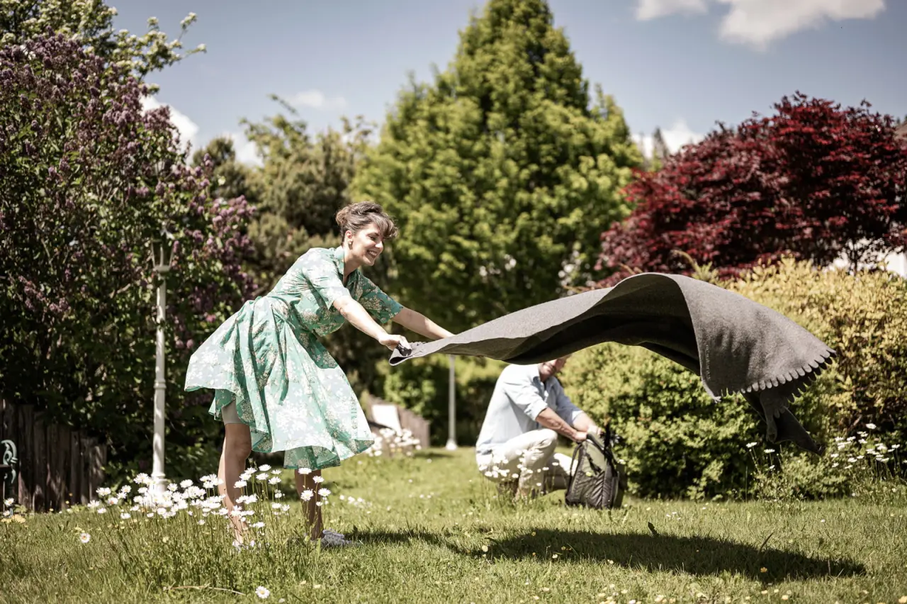 Genießerhotel Bergergut in Oberafiesl – Paar beim Picknick im grünen Hotelgarten | Wellnesshotel Mühlviertel