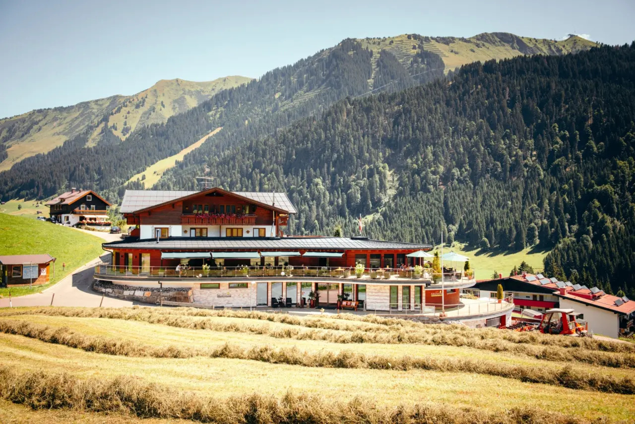Hotel Birkenhöhe in Hirschegg – Sommeransicht des Hotels mit grünen Wiesen und Bergen | Wellnesshotel Kleinwalsertal