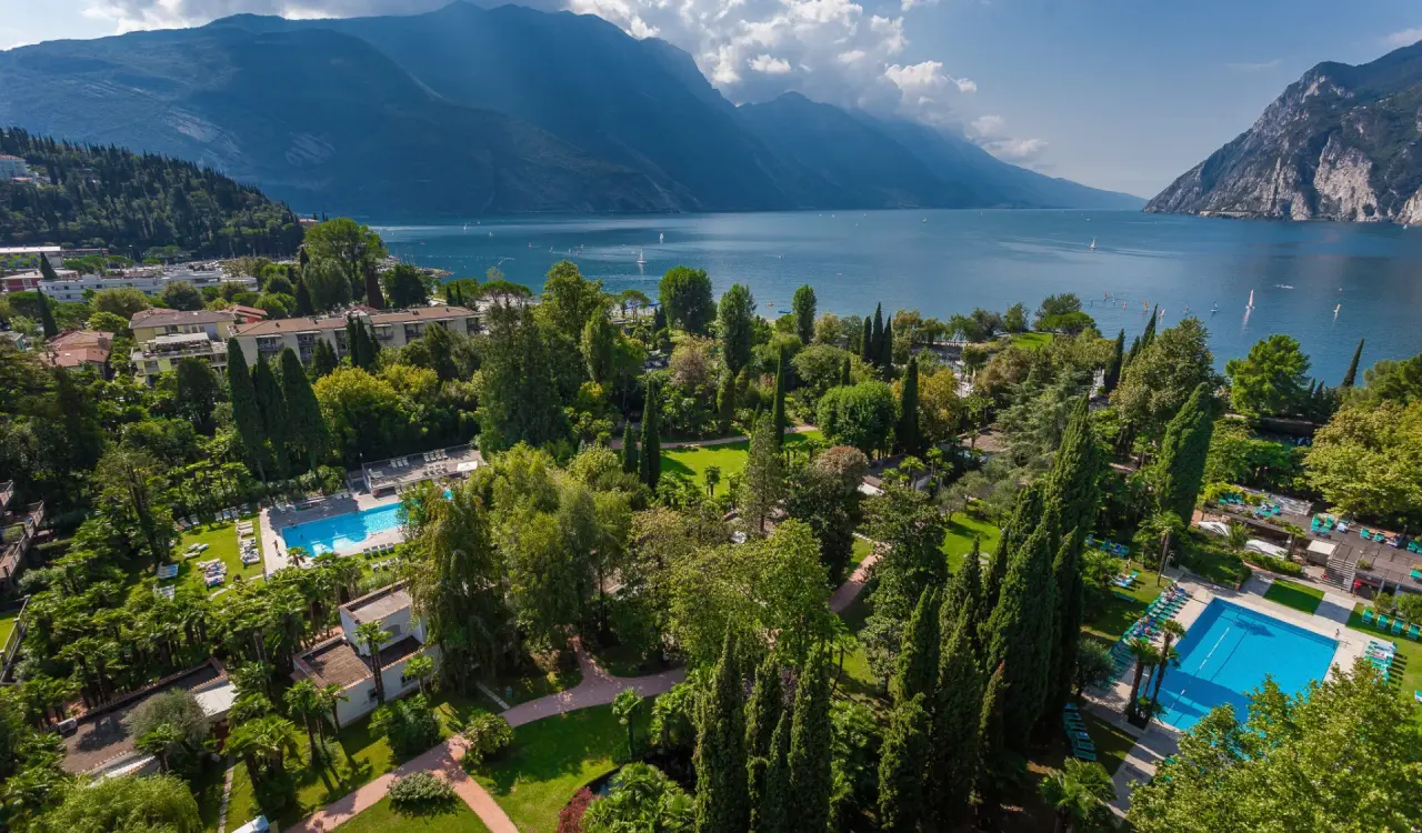 Du Lac et Du Parc Grand Resort in Riva del Garda – Luftbild mit Hotelanlage, Pools und Gardasee | Wellnesshotel Gardasee