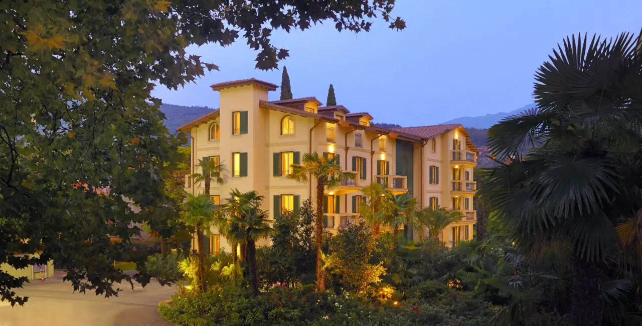 Du Lac et Du Parc Grand Resort in Riva del Garda – Beleuchtetes Hotelgebäude am Abend | Wellnesshotel Gardasee