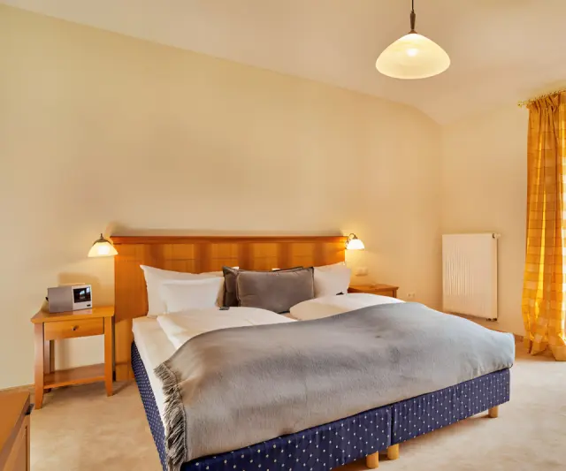 Wellnesshotel St. Gunther in Rinchnach – Komfortables Doppelzimmer mit gemütlichem Bett | Wellnesshotel Bayerischer Wald