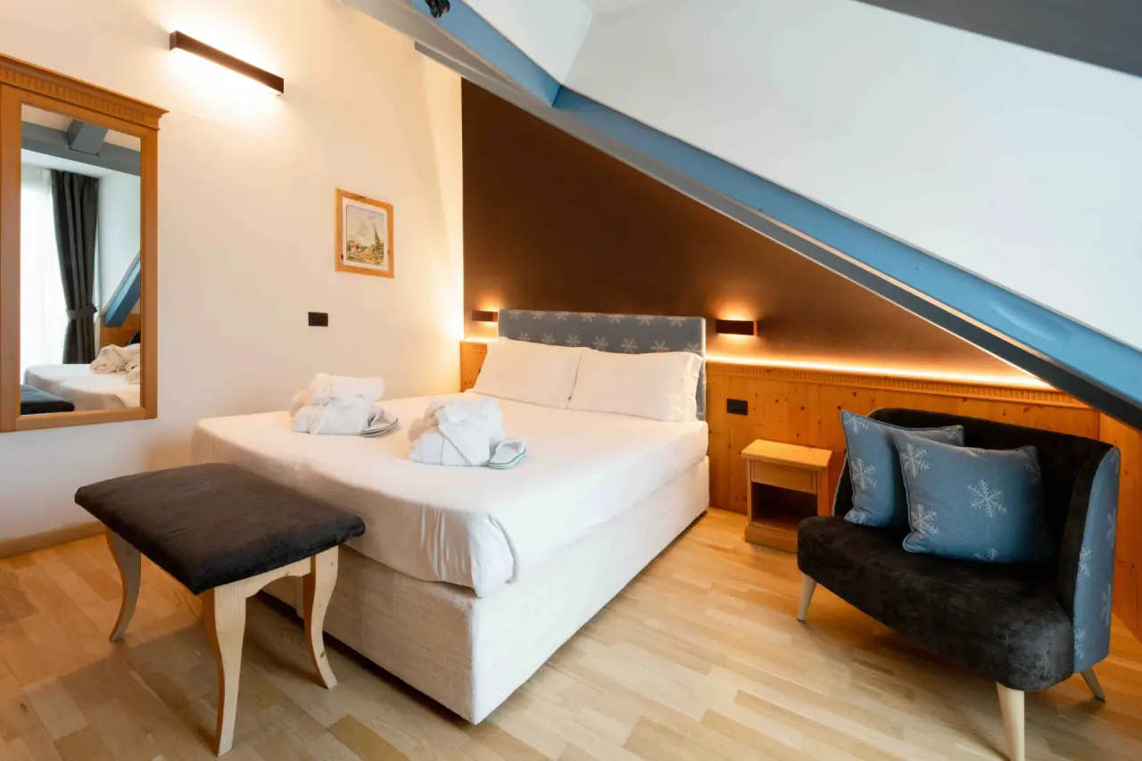 Hotel Medil in Campitello di Fassa – Komfortables Doppelzimmer mit Holzelementen | Wellnesshotel Dolomiten