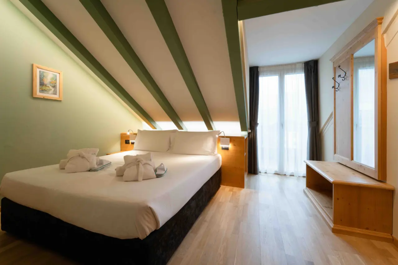 Hotel Medil in Campitello di Fassa – Gemütliches Dachzimmer mit Holzbalken | Wellnesshotel Dolomiten