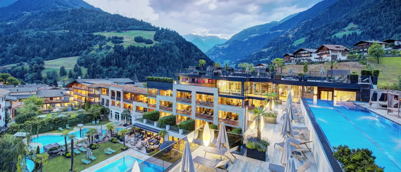 STROBLHOF Active Family & SPA Resort in Schenna – Hotelanlage mit Pools und Berglandschaft | Wellnesshotel Südtirol
