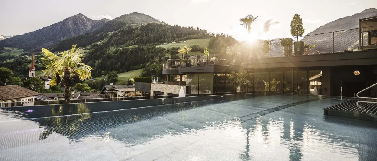 STROBLHOF Active Family & SPA Resort in Schenna – Infinity-Außenpool mit Panoramablick auf die Berge | Wellnesshotel Südtirol