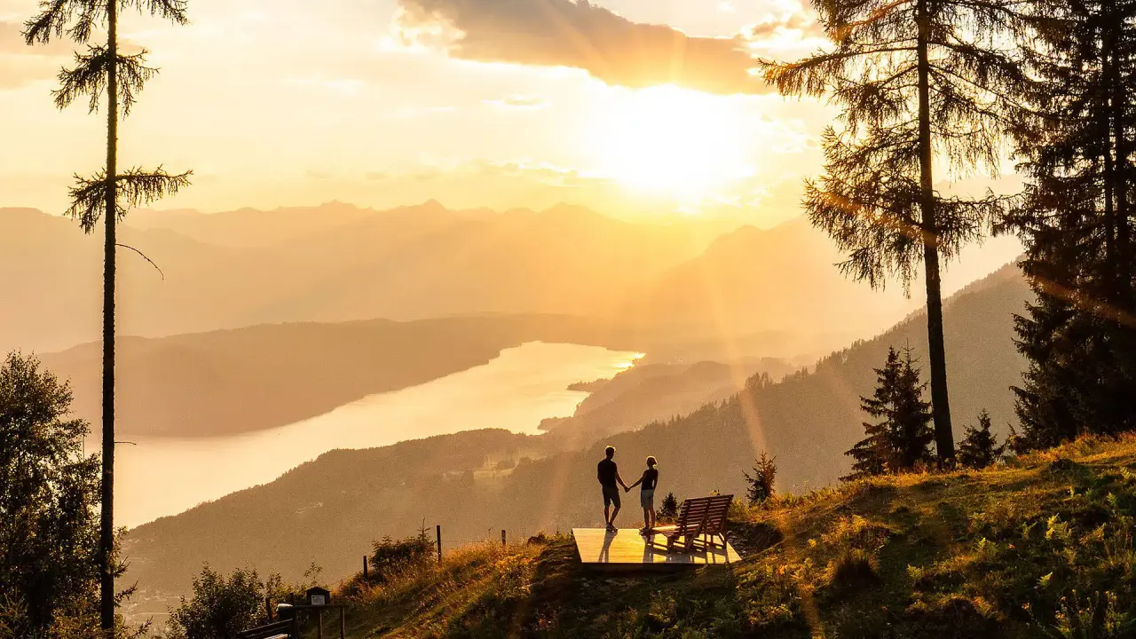 Das Balance SPA & GOLF Hotel in Pörtschach – Paar genießt Sonnenuntergang über dem Wörthersee | Wellnesshotel Wörthersee