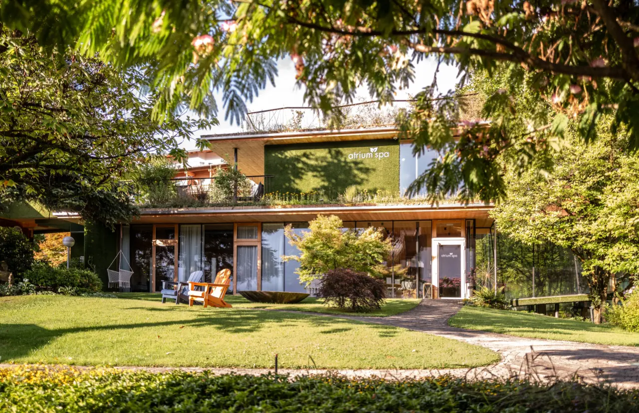 Gardenhotel Crystal in Fügen – Modernes Atrium Spa Gebäude mit grüner Fassade und Gartenanlage | Wellnesshotel Zillertal