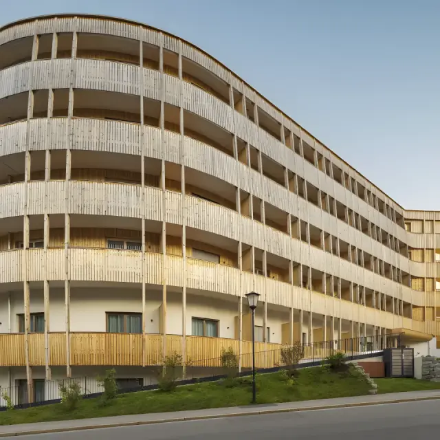 A-ROSA Kitzbühel in Kitzbühel – Moderne Hotelfassade mit geschwungenen Holzterrassen | Wellnesshotel Tirol