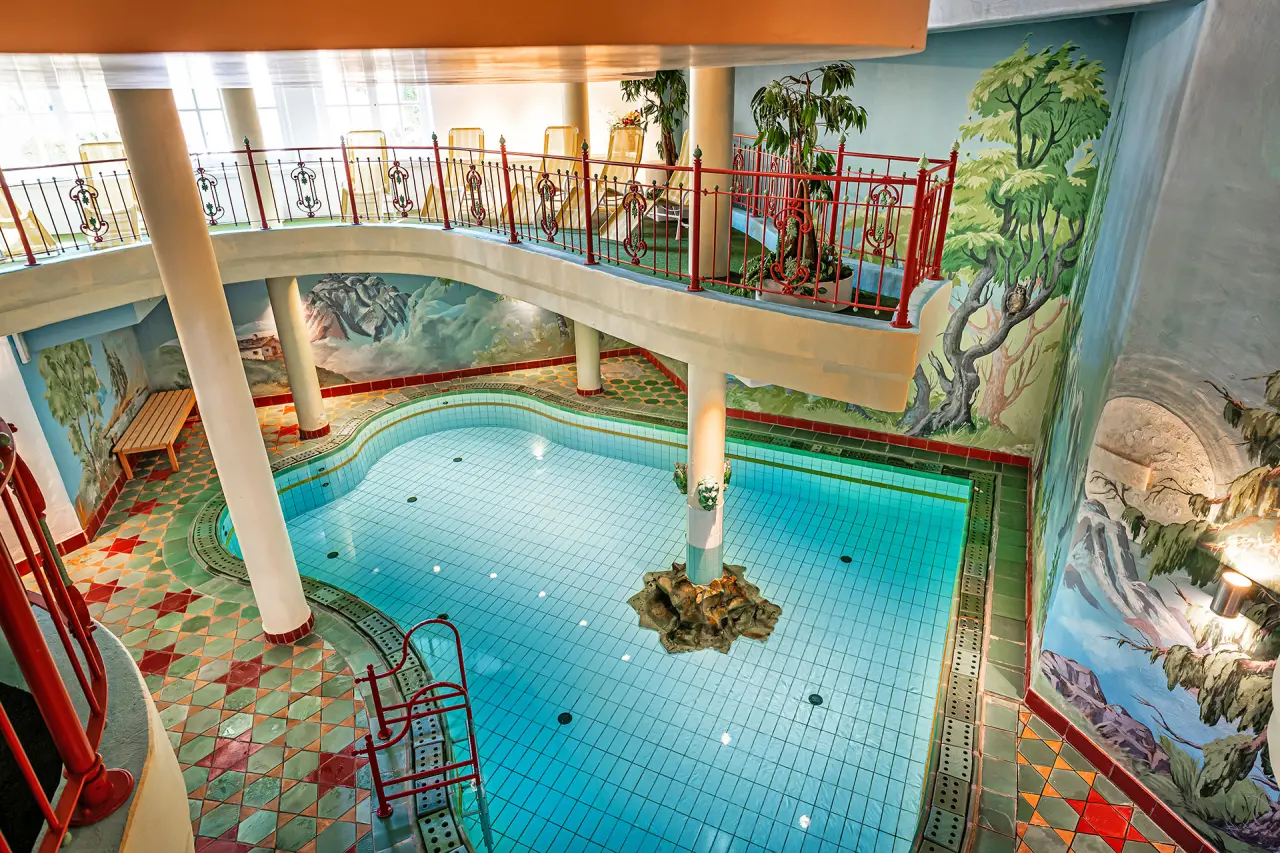 Hotel Mitterwirt in Dienten – Innenpoolbereich von oben mit Wandmalereien | Wellnesshotel Salzburger Land