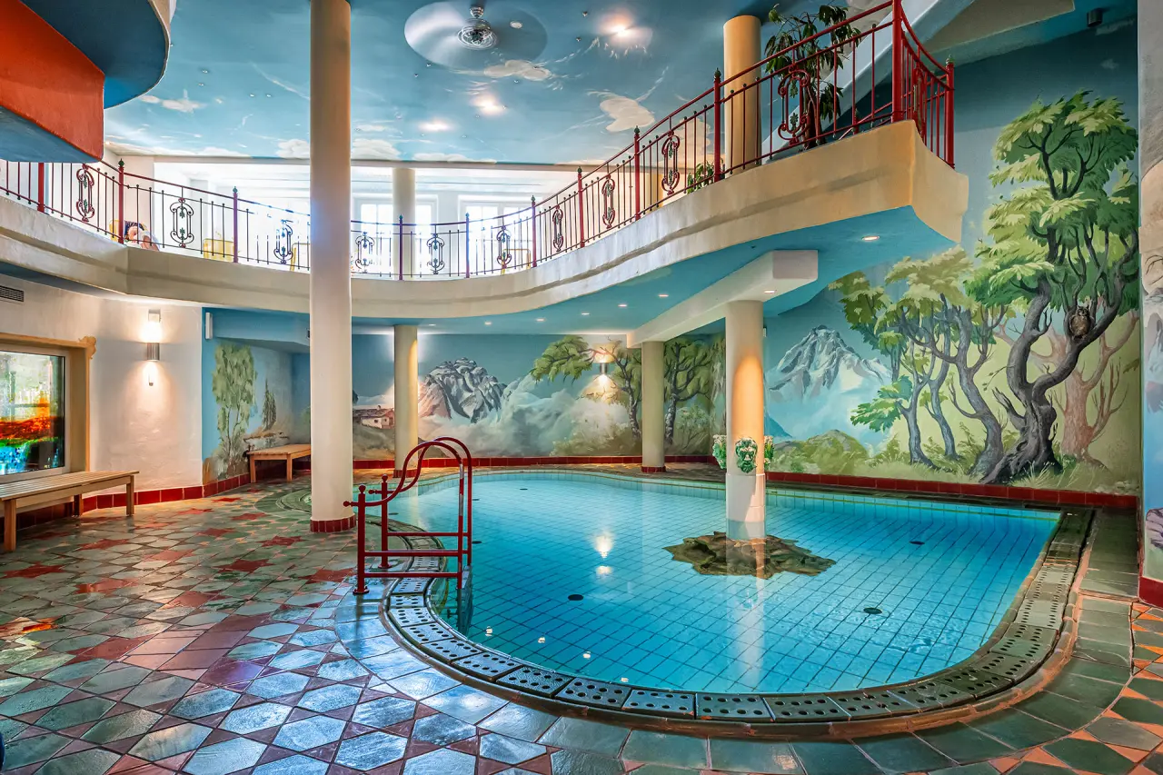 Hotel Mitterwirt in Dienten – Innenpool mit einzigartiger Wandmalerei | Wellnesshotel Salzburger Land