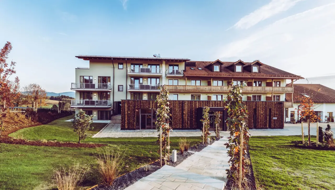 Landrefugium Obermüller in Untergriesbach – Moderne Außenansicht des Naturresorts | Wellnesshotel Bayerischer Wald