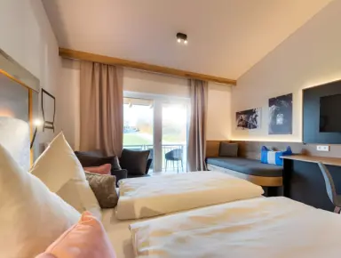 Landrefugium Obermüller in Untergriesbach – Helles Hotelzimmer mit Balkon und moderner Einrichtung | Wellnesshotel Bayerischer Wald
