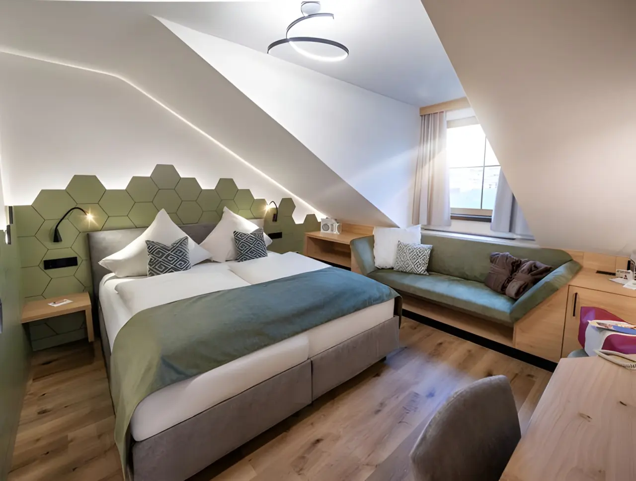 Landrefugium Obermüller in Untergriesbach – Modernes Hotelzimmer mit Dachschräge und Design-Akzenten | Wellnesshotel Bayerischer Wald