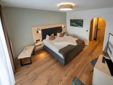 Landrefugium Obermüller in Untergriesbach – Gemütliches Hotelzimmer mit Holzboden und hellem Ambiente | Wellnesshotel Bayerischer Wald