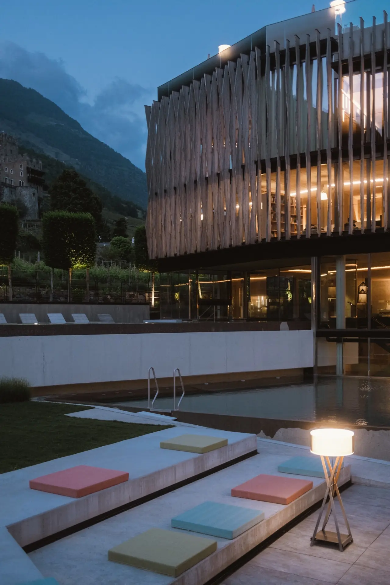 Lindenhof Pure Luxury & Spa DolceVita Resort in Meran – Hotelgebäude und Poolbereich bei Dämmerung | Wellnesshotel Südtirol