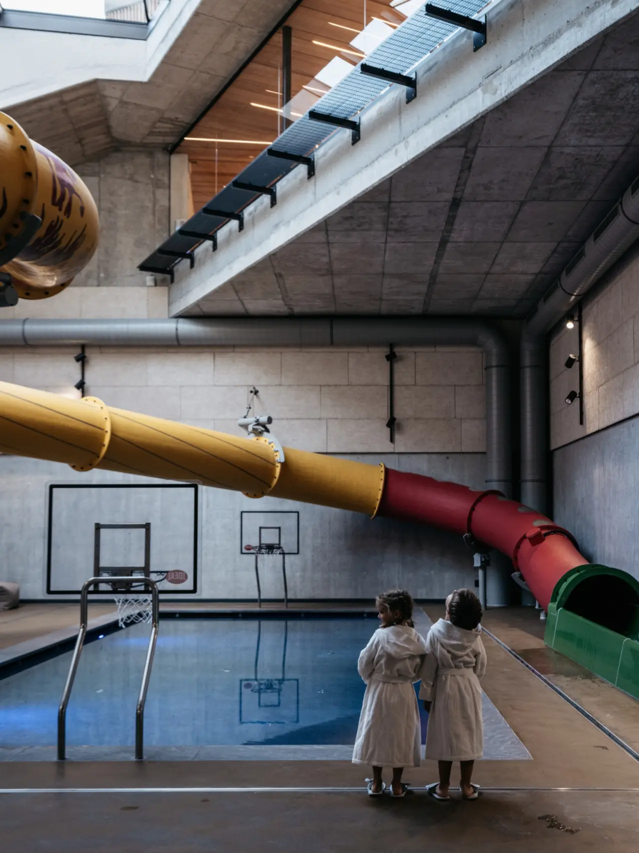 Lindenhof Pure Luxury & Spa DolceVita Resort in Meran – Kinderbecken mit Rutschen und Basketball | Wellnesshotel Südtirol
