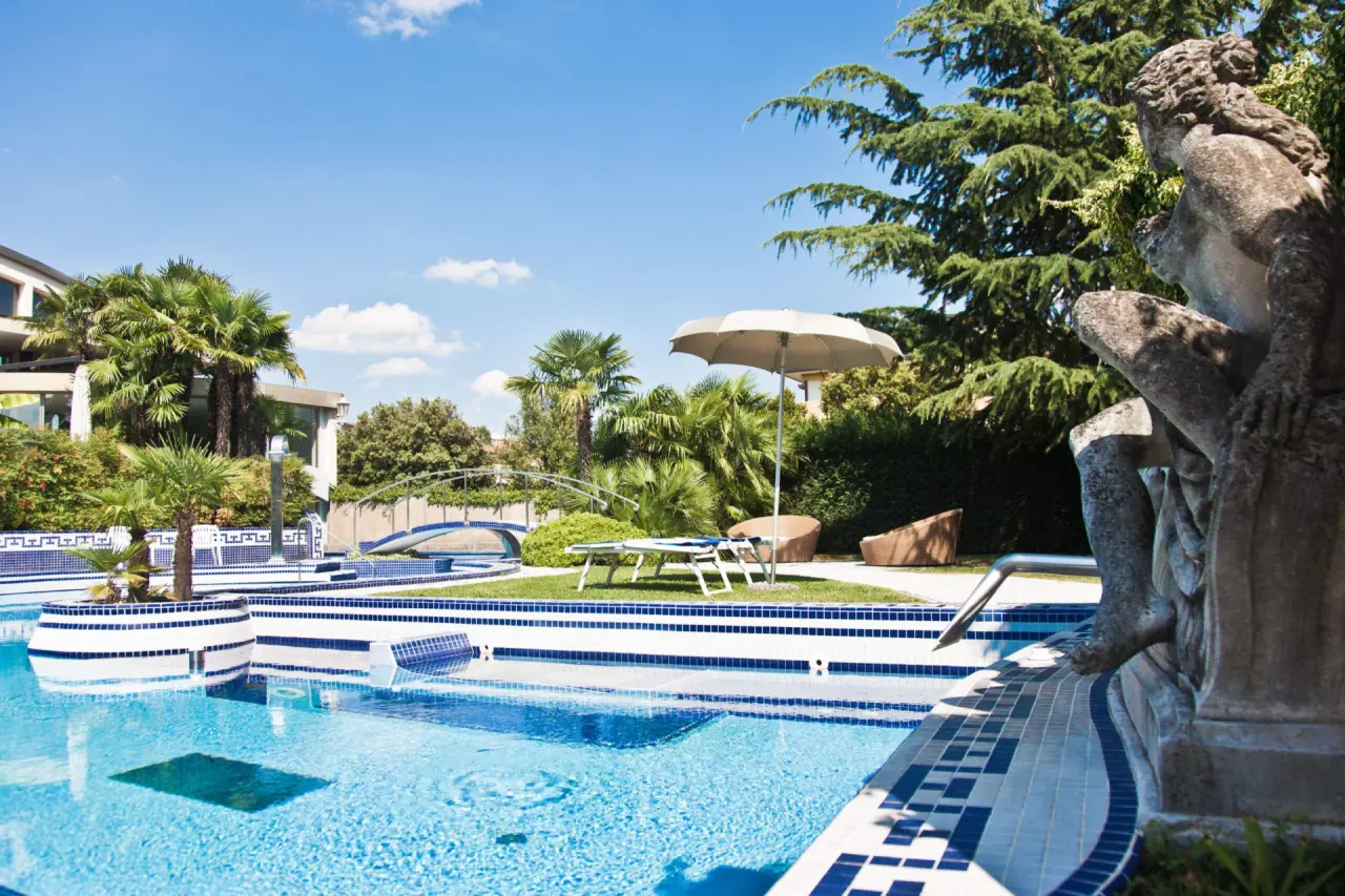 Abano Ritz Spa & Wellfeeling Resort in Abano Terme – Außenpool mit Liegen und Palmen | Wellnesshotel Venetien