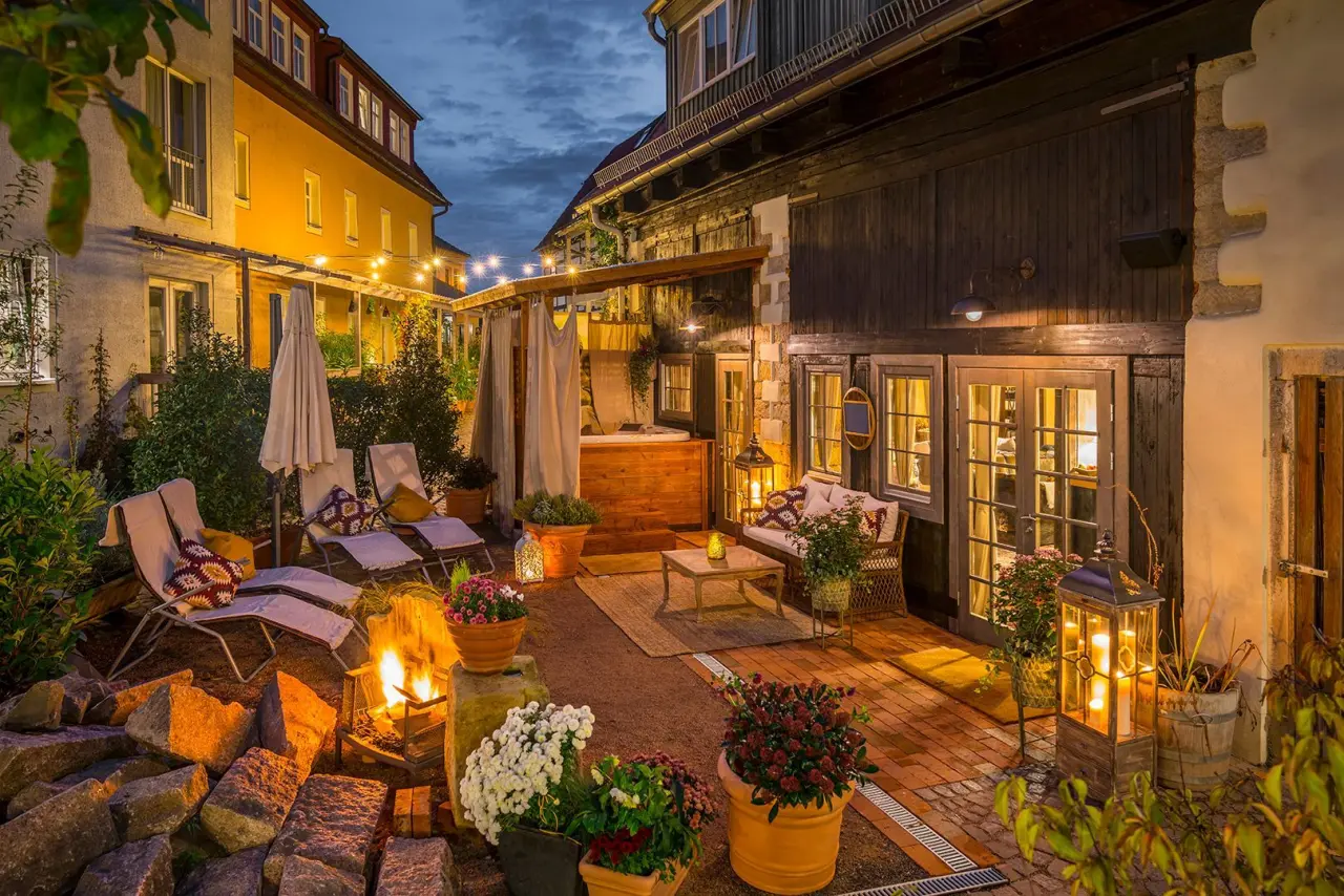 Hotel & Wellness Goldenes Fass in Meißen – Romantischer Hotelgarten mit Whirlpool und Feuerstelle | Wellnesshotel Sachsen
