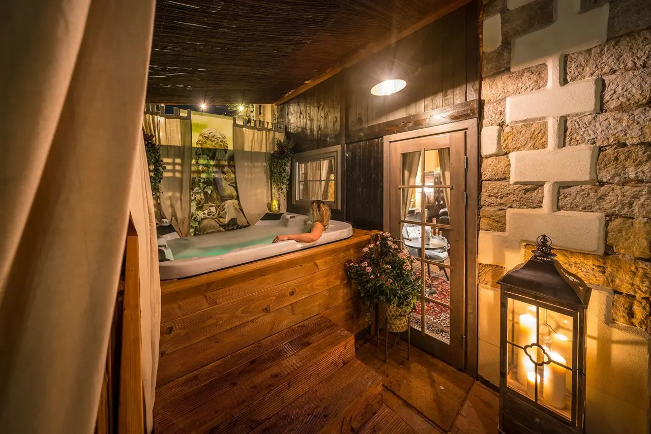 Hotel & Wellness Goldenes Fass in Meißen – Entspannender Außenwhirlpool mit rustikalem Flair | Wellnesshotel Sachsen