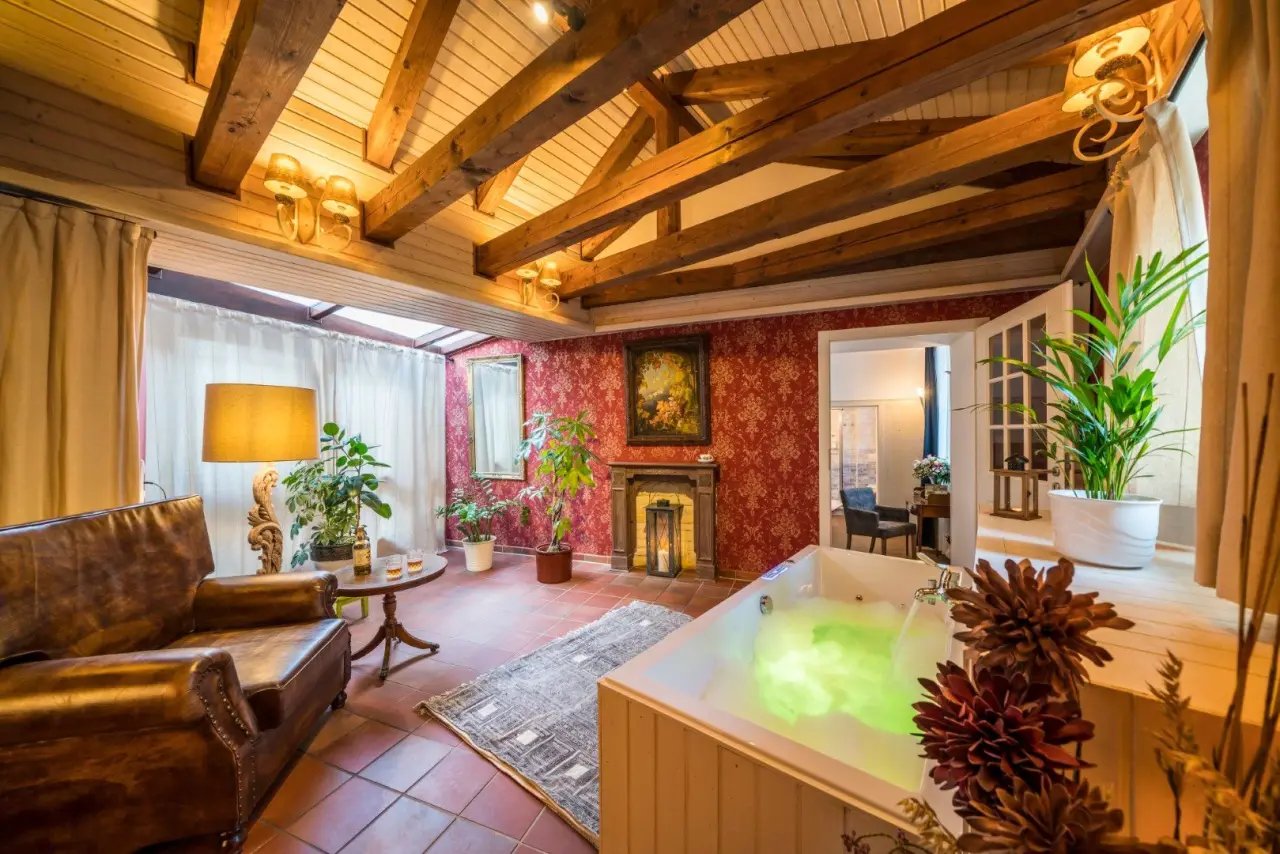 Hotel & Wellness Goldenes Fass in Meißen – Wellness-Suite mit großem Whirlpool und Kamin | Wellnesshotel Sachsen
