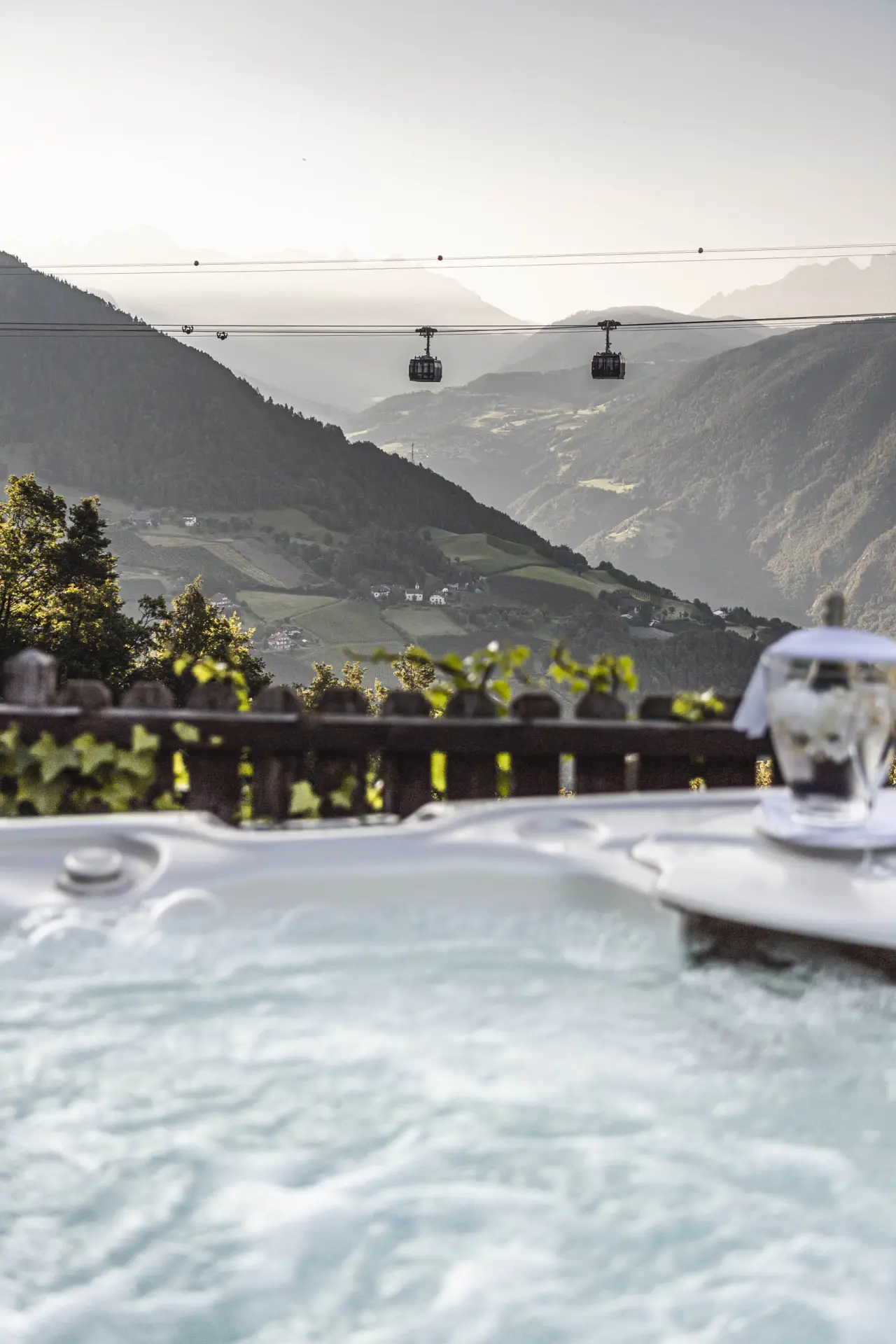 Chalet Grumer Suites & Spa in Bozen – Outdoor-Whirlpool mit Bergblick und Seilbahn | Wellnesshotel Südtirol