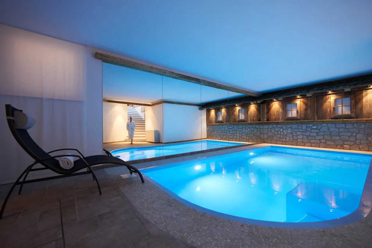 Chalet Grumer Suites & Spa in Bozen – Moderner Innenpool mit entspannender Atmosphäre | Wellnesshotel Südtirol