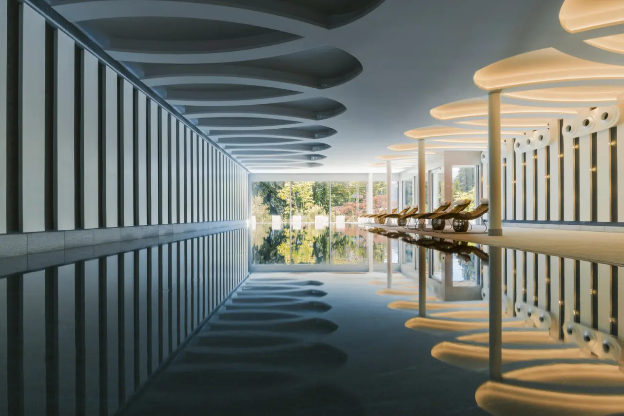 Chenot Palace Weggis in Weggis – Eleganter Innenpool mit großen Fenstern und Liegebereich | Wellnesshotel Zentralschweiz
