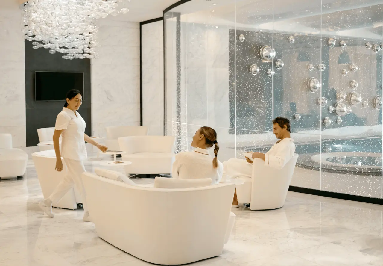Chenot Palace Weggis in Weggis – Luxuriöser Spa-Loungebereich mit entspannenden Gästen | Wellnesshotel Vierwaldstättersee